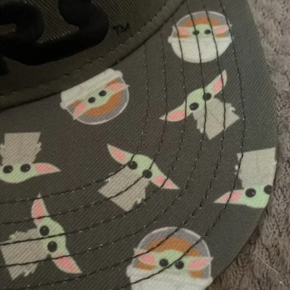 NEW Star Wars Men's Officially Licensed Mandalorian Baby Yoda Snapback Hat Cap - Picture 2 of 8